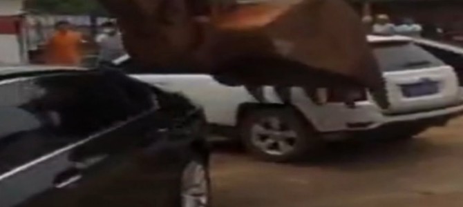 中国の違法駐車取り締まりが容赦ない！高級車をショベルカーで！？