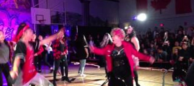 高校生に混じってセンターで踊るおばあちゃん！キレッキレの大技をキメる！！