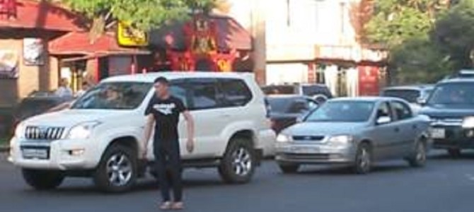 カッコイイ！信号が壊れた交差点で、警察官が来るまでの間交通整理をする男性！！