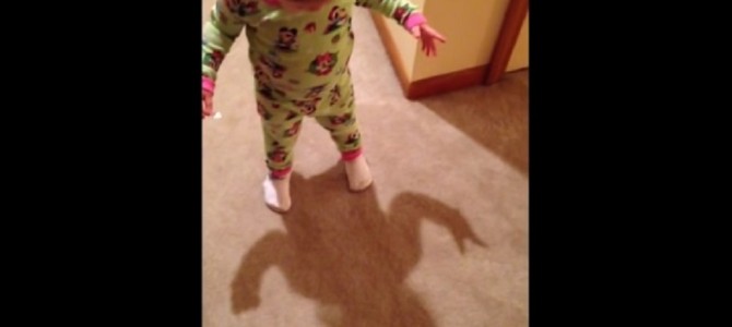 生まれて初めて“影”の存在に気付いた少女が可愛すぎる！