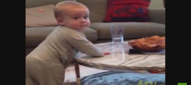 コップを落とそうとする赤ちゃんとママの戦い♡