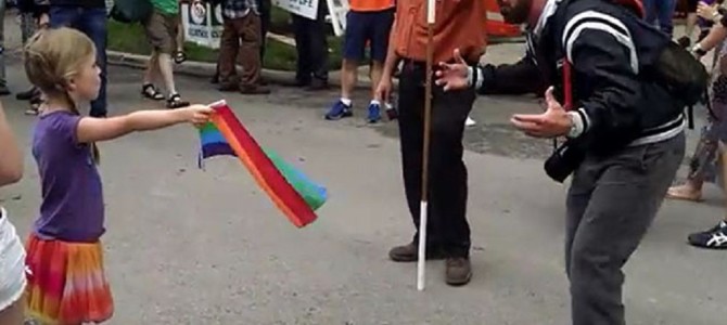 【ニジ色の旗】同性愛反対！と叫ぶ男性に立ち向かう7歳の少女