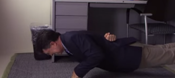 だんだん難易度が上がる腕立て伏せ。最後はスゴすぎて誰も真似できないレベルに！