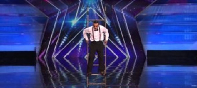 ハシゴを使ったひとりパォーマンスが神掛かっている！会場中スタンディングオベーション！！