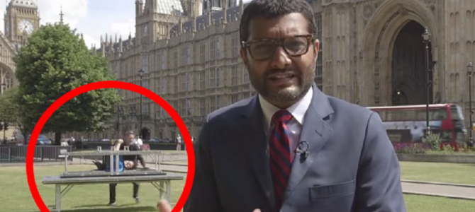 生放送中リポーターの後ろで大掛かりなマジックを披露する男たち！