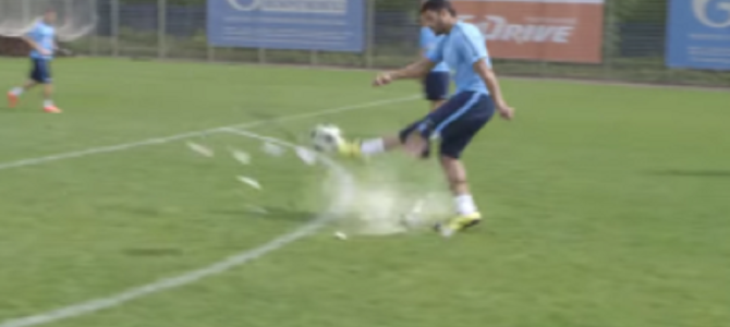 キック力の強すぎる選手がボールを蹴った結果、木っ端微塵に！！！