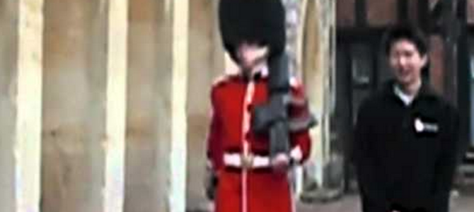 しつこく嫌がらせをするふざけた観光客に近衛兵がとった対応に賞賛の嵐！