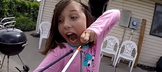 少女が弓矢を使って歯を抜いてる！