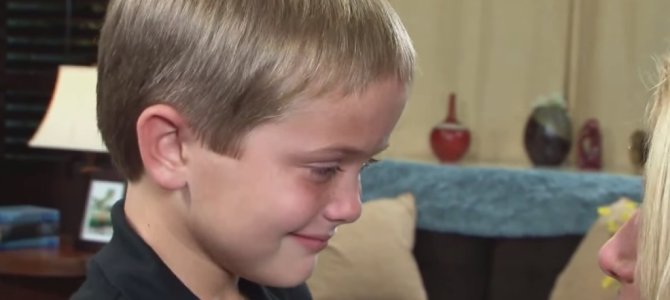 お母さんの聴覚障害が治り、初めて声が通じ涙する心優しい少年