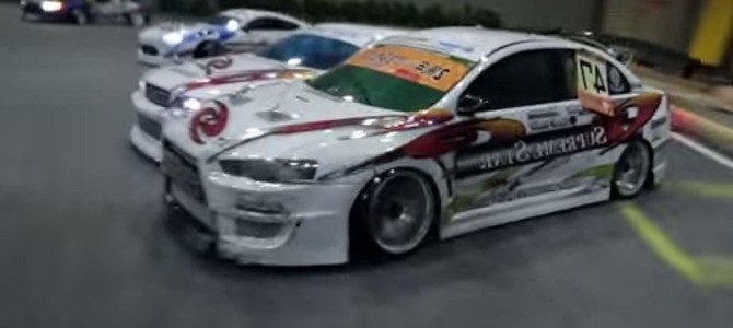 ドリフトで爆走するラジコンカーが迫力満点！