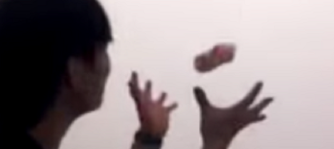 一体なぜ？！投げたペットボトルがブーメランのように戻って来る！