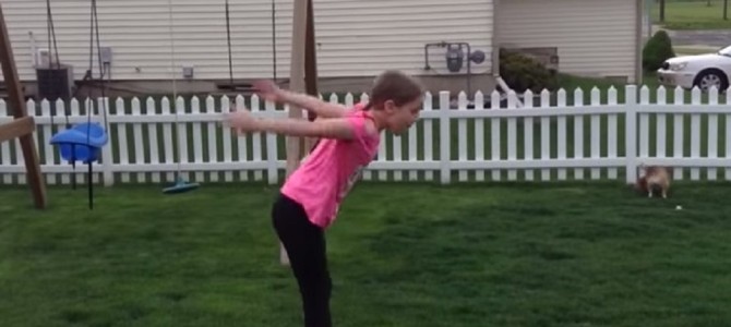 奇跡のタイミング！バク宙を決める少女の後ろでマネっ子する犬w