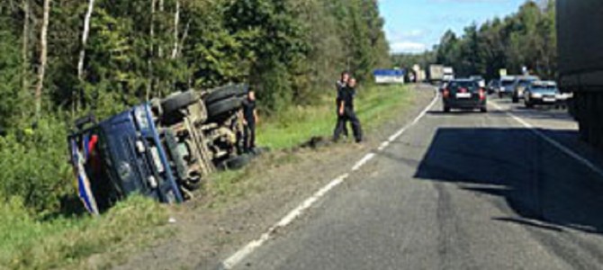 渋滞をズルして近道しようとした車、結局。。急いでいる時こそ冷静になった方がいいというお手本のような映像
