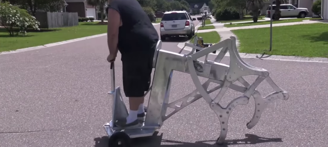 動物みたいな足が付いてる不思議な乗り物！