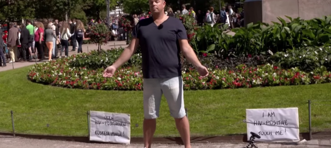 HIV感染者が路上で「私に触れて！」とプラカード。街の人々の反応は？