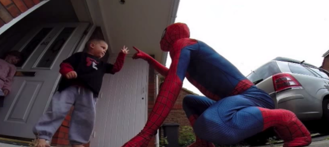 余命1年と宣告された息子に、父が「スパイダーマン」になりきり屋根の上から登場！