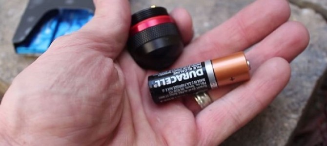 乾電池とガムの包み紙だけで簡単に火をおこせます