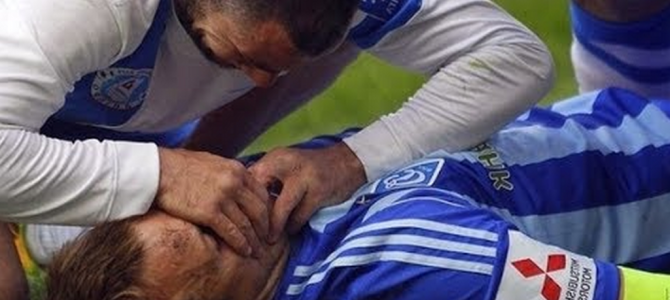 サッカーの試合で選手同士がぶつかって失神！いち早く駆け寄って救ったのは対戦相手だった！！