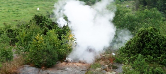 電子レンジで水の入った瓶をフタをしたまま加熱したら衝撃の結果に！！