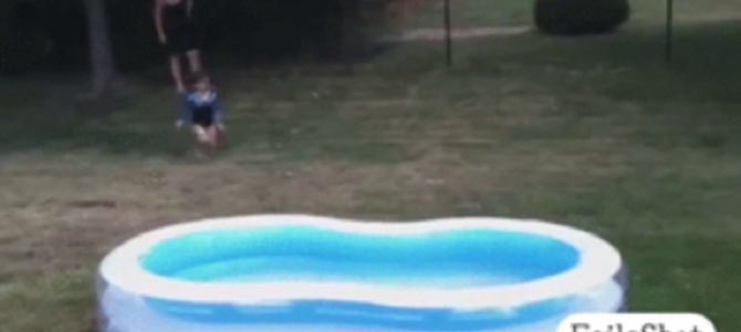 男がイスの上からプールに飛び込みした結果w