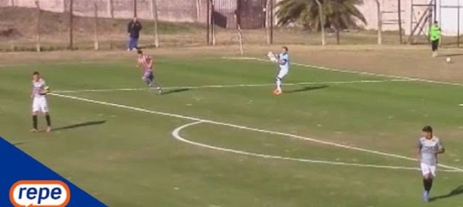 伝説レベルのオウンゴールが話題に！キーパーが自らゴールに投げ入れたw