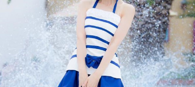 プールサイドで微笑む女性の写真。背景に映る「水しぶき」の作り方が衝撃的すぎると話題に