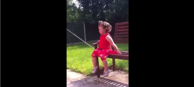 パパとお庭でかくれんぼ。可愛い女の子が隠れた場所は？？？