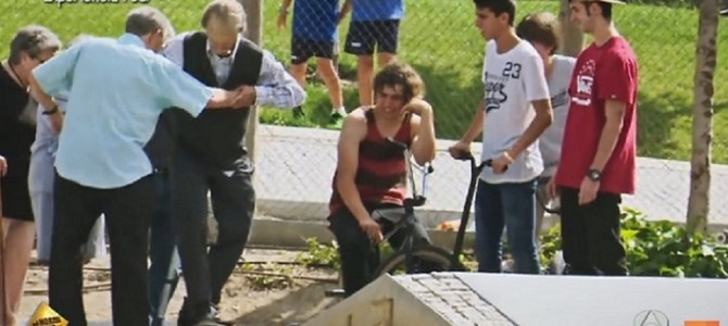 『スケボーやらせてくれ！』お爺ちゃんの申し出に戸惑う若者達が見た驚きの光景とは？