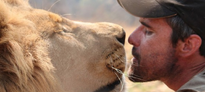 ライオンとめちゃめちゃ仲良しの男性！！