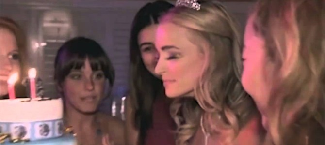 16歳の美人女子が誕生日ケーキの火を消そうとした結果！？