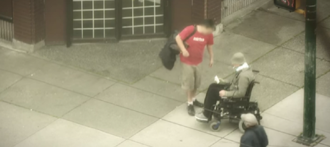 【感動】車椅子の人々に対する暴行事件が発生し、警官がおとり捜査した結果、予想に反し人々の反応は思いやりに溢れるものだった。