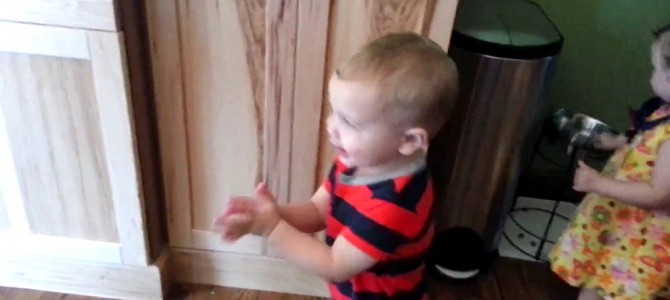 大喜び！ 女の子とのハグが大好きな男の子