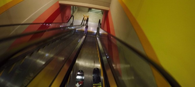 エスカレーターをスキーで滑ってみた！