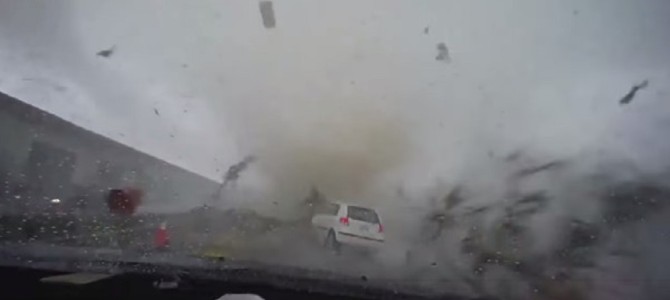 走行中に竜巻に飲み込まれ遠くまで飛ばされた車と、生身にもかかわらず奇跡的に助かった女性！！