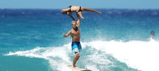 サーフィンをしながら難易度の高いペア体操をキメまくる！！