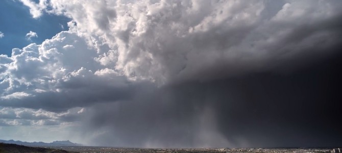 巨大な水のかたまりが街にドボーン！壮大すぎるゲリラ豪雨の撮影に成功！