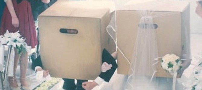 ダンボールを被って結婚式！？「メタルギアソリッド」のCMがカオスwww