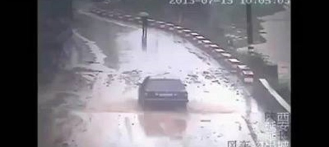 土砂崩れに巻き込まれた一台の車。誰もが「死んだ。。」と思ったその時、奇跡が起こった