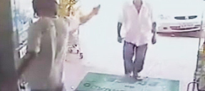 強盗に銃を突きつけられたおじいさん堂々としすぎ！普段どおりお買い物開始！