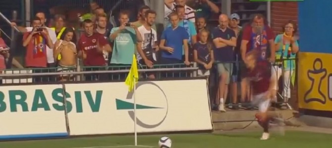 サッカーの試合中におっぱいを出す女性が中継される！