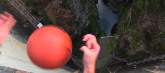 １２６．５ｍのダムからバスケットボールを落下させると？？