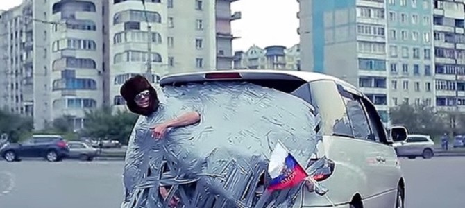 車にテープで男を張りつける！？