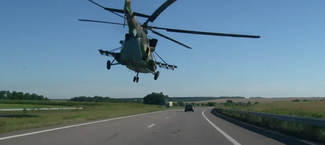 CGかと思った！ドライブ中、後ろから突如現れた「軍用ヘリ」が超低空飛行で先導！！