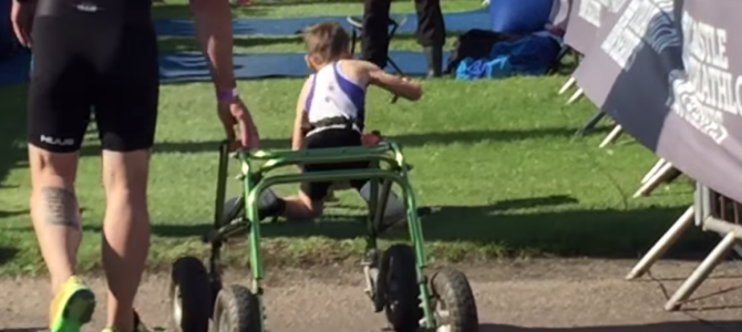 脳性麻痺の少年がトライアスロン完走！歩行器を捨て、何度も転びながらゴールへと向かう姿に心動かされる。