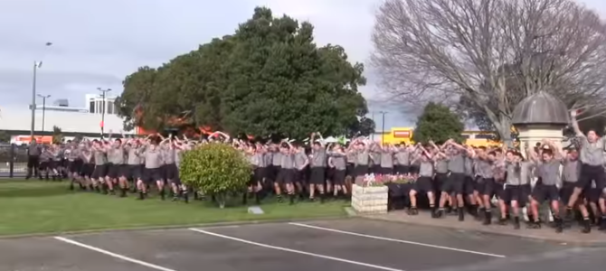 総勢1700名以上の生徒が、亡き恩師の葬儀で行った圧巻のダンスパフォーマンス！