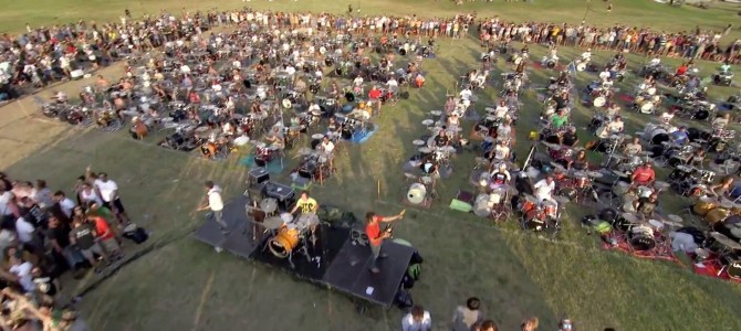 1000人のミュージシャンと「フー・ファイターズ」が演奏する大迫力映像が公開！