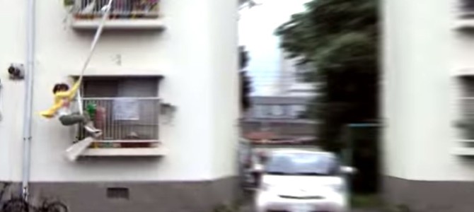 アクロバティックすぎる方法で車に乗り込む主婦！家から一歩も地面に足をつけずに車に乗り込む！！