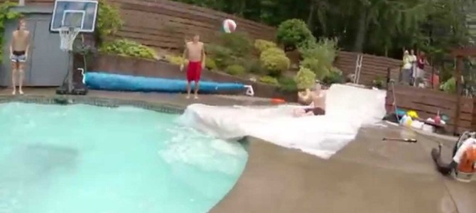 プールで超クールなダンクシュートが決まったぜ！！