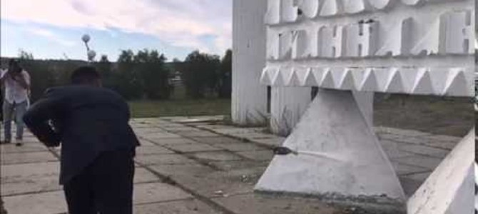 痛すぎ＞＜　結婚式の余興で、カッコよく柱に投げつけたシャンパンが逆噴射して「お玉」に直撃！