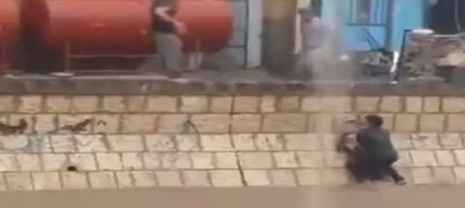 本物のスーパーマン！濁流に飲み込まれた少年！もうダメかと思われたその瞬間、疾風のように助けに現れた青年！！